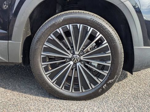 Certified 2025 Volkswagen Taos SE FWD image 11