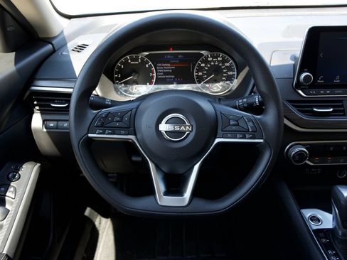 Used 2025 Nissan Altima 2.5 SV FWD image 7