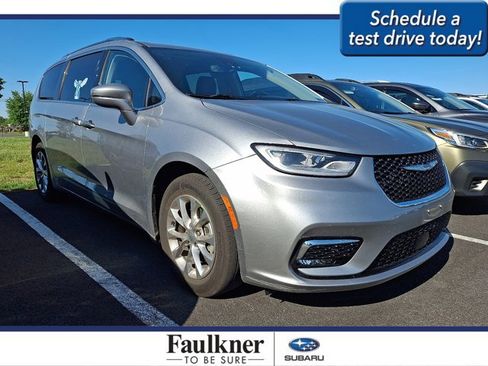 Used 2021 Chrysler Pacifica Touring-L FWD image 1