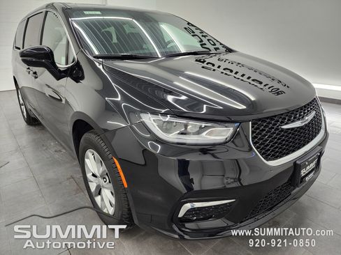 New 2026 Chrysler Pacifica Select image 2