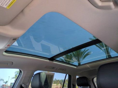 Used 2022 Volkswagen Tiguan SE w/ Panoramic Sunroof Package FWD image 23