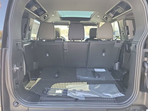 New 2026 Land Rover Defender 110 X-Dynamic SE image 11