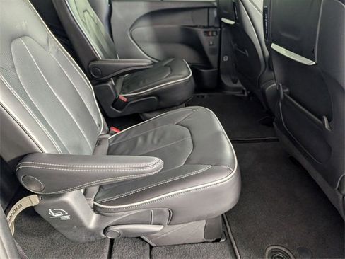 Used 2024 Chrysler Pacifica Limited w/ Uconnect Theater Family Group image 33