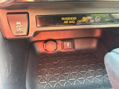 Used 2021 Toyota RAV4 XLE w/ Convenience Package FWD image 18
