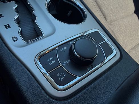 Used 2012 Jeep Grand Cherokee Laredo w/ Laredo E Group image 31