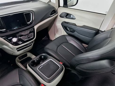 Used 2023 Chrysler Pacifica Touring-L FWD image 11