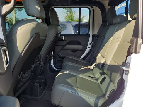 Used 2025 Jeep Gladiator Mojave w/ Convenience Group AWD/4WD image 13