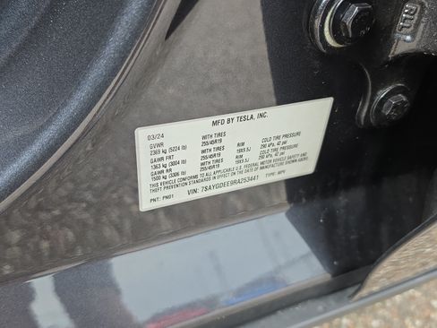 Used 2024 Tesla Model Y Long Range AWD/4WD image 32