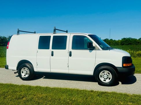 Used 2016 Chevrolet Express 2500 RWD image 4
