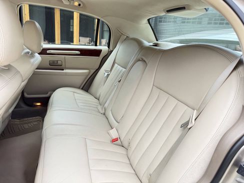 Used 2003 Lincoln Town Car Signature RWD image 17