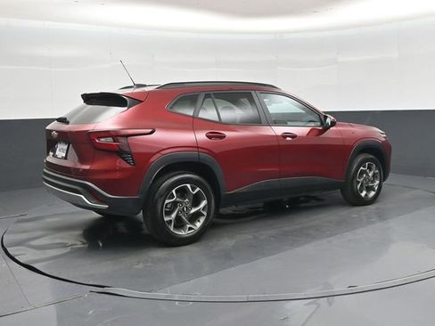 Used 2025 Chevrolet Trax LT FWD image 4