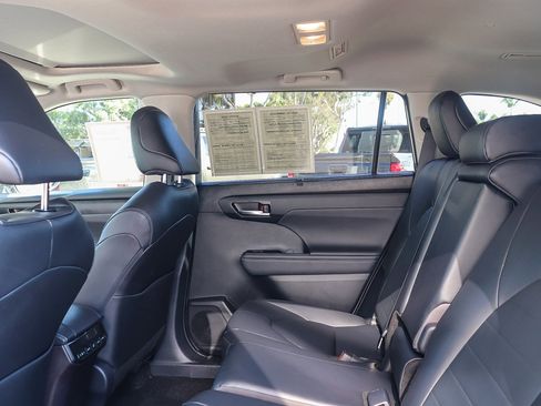 Used 2025 Toyota Highlander XLE image 19