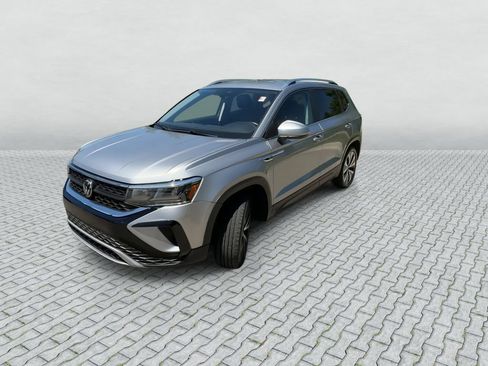 Used 2024 Volkswagen Taos SE FWD image 4