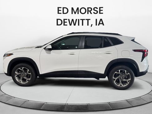 Used 2025 Chevrolet Trax LT w/ LT Convenience Package image 2