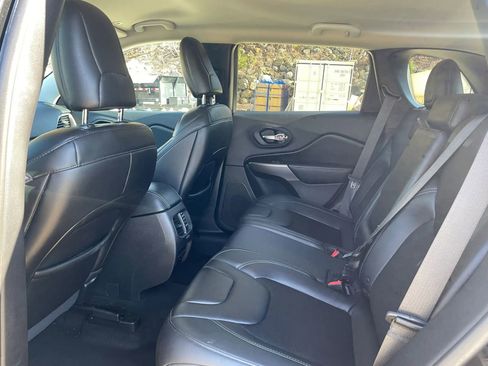 Used 2019 Jeep Cherokee Latitude Plus w/ Cold Weather Group AWD/4WD image 18