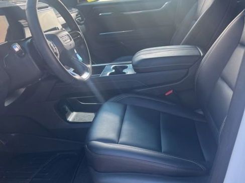 Used 2025 GMC Acadia Elevation w/ Elevation Premium Package AWD/4WD image 11