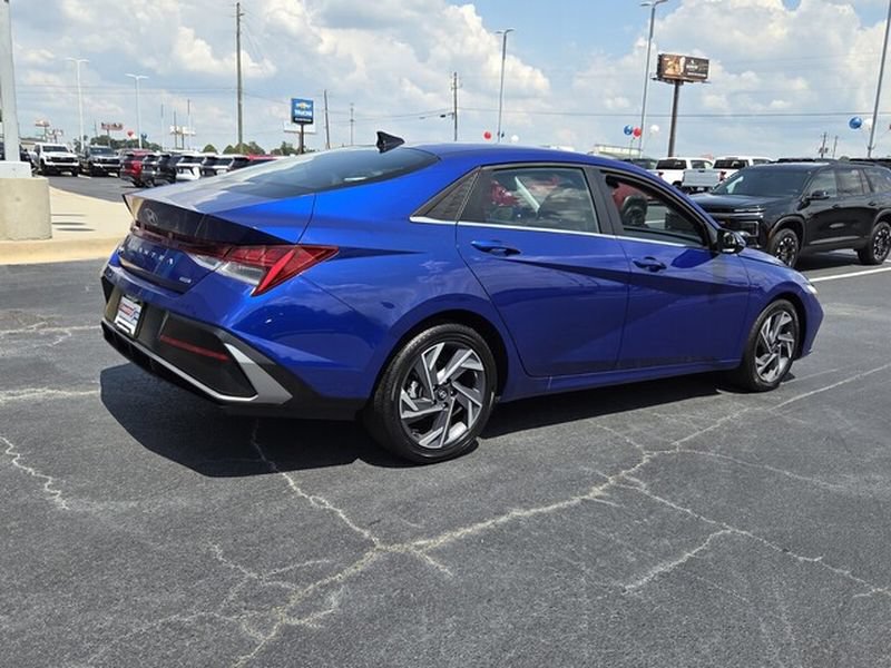 Used 2025 Hyundai Elantra Limited FWD image 8