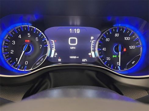Used 2019 Chrysler Pacifica Limited image 24
