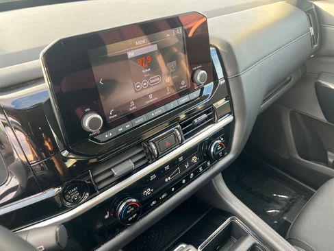 Used 2025 Nissan Pathfinder SV image 18