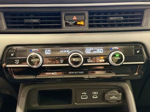 Used 2025 Honda Pilot Touring image 14