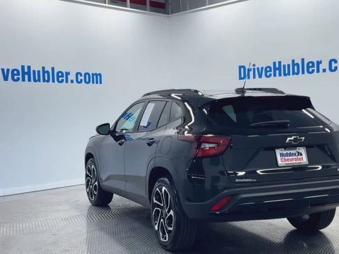 Used 2025 Chevrolet Trax RS w/ Sunroof Package image 2