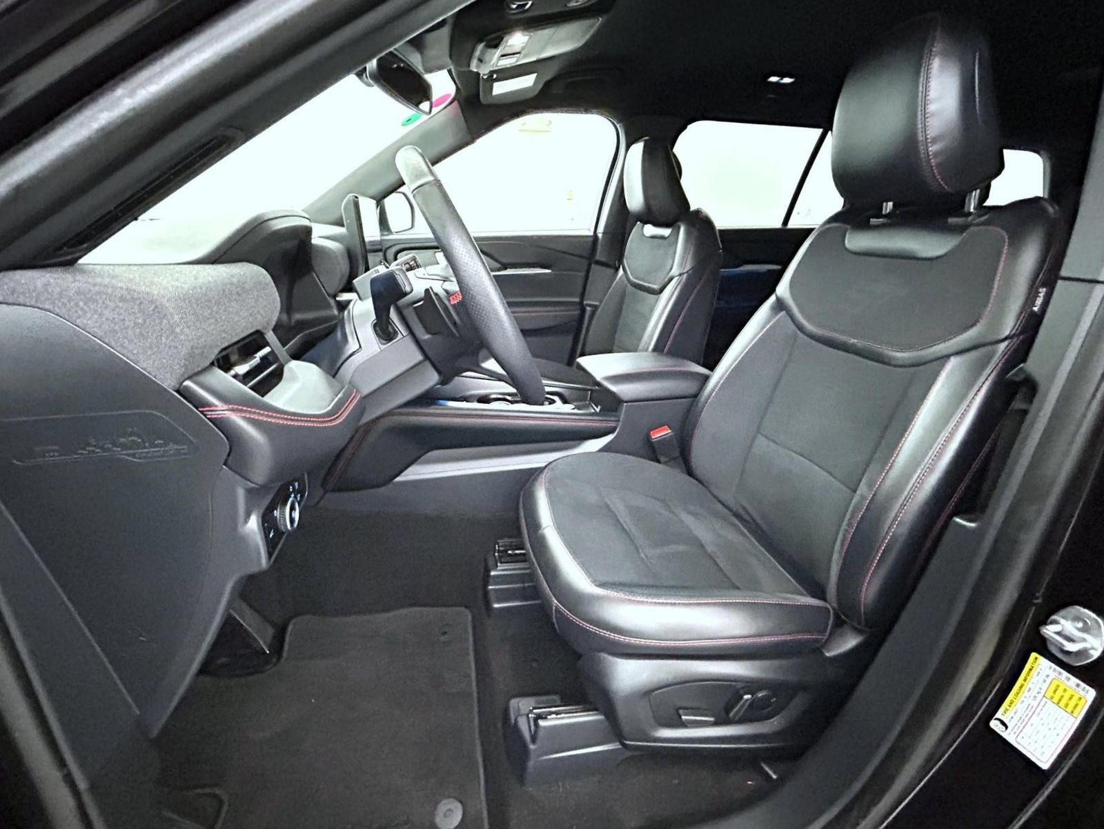 Used 2025 Ford Explorer ST AWD/4WD image 10