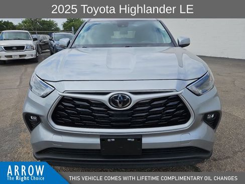 Used 2025 Toyota Highlander LE FWD image 3
