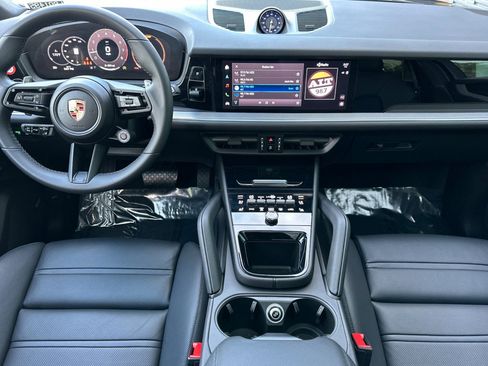 Used 2025 Porsche Cayenne image 6