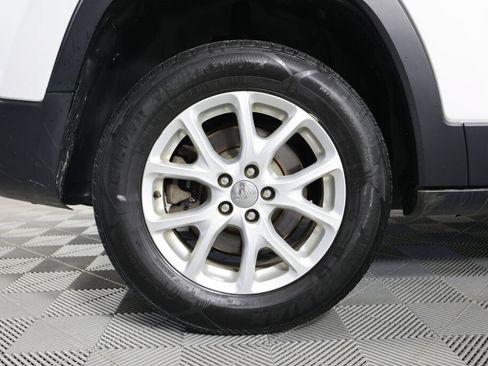 Used 2015 Jeep Cherokee Latitude w/ Cold Weather Group AWD/4WD image 7
