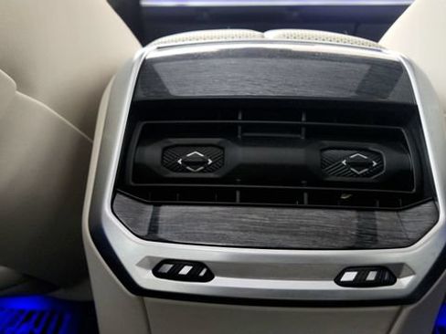 Used 2023 BMW i7 xDrive60 AWD/4WD image 54