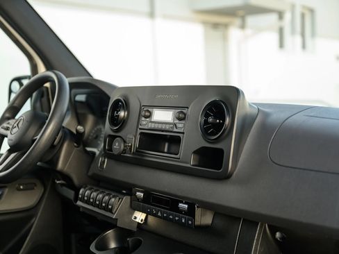 Used 2021 Mercedes-Benz Sprinter 2500 image 33