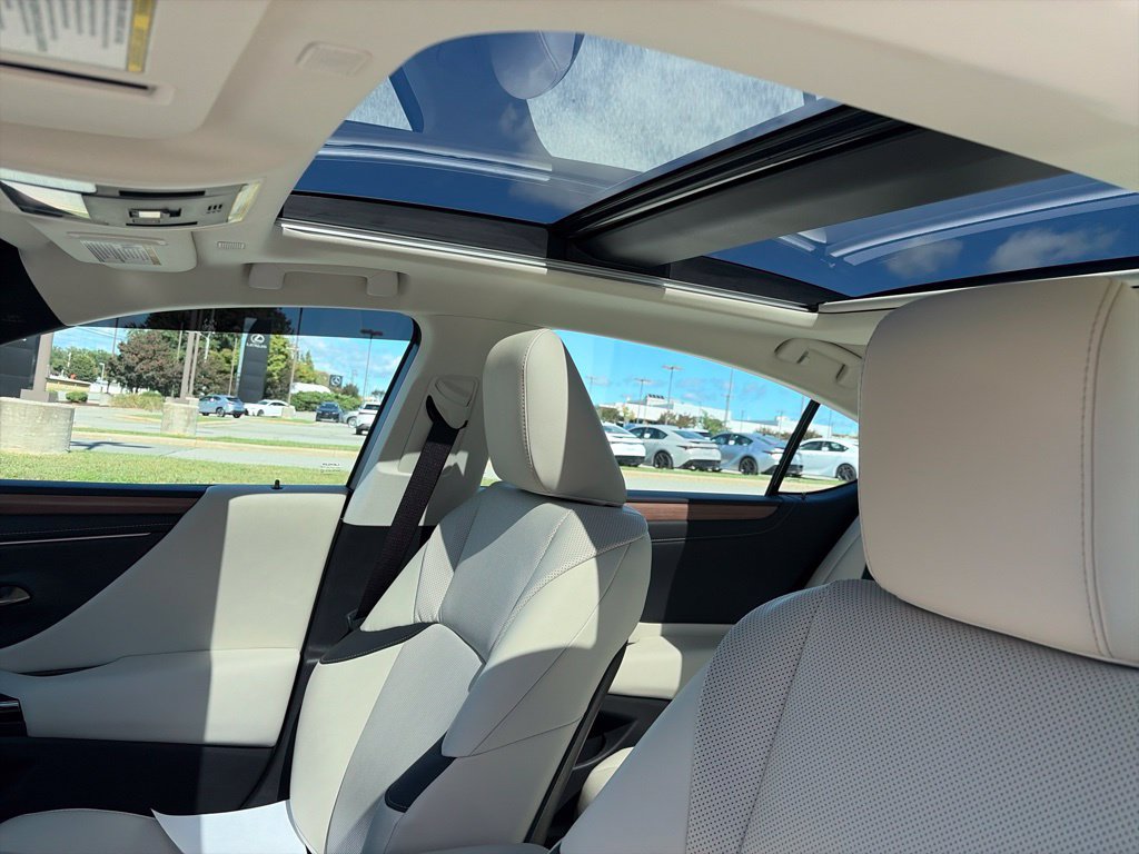 Used 2025 Lexus ES 350 w/ Premium Package FWD image 11