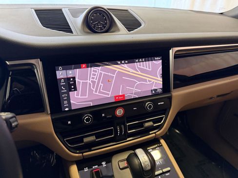 Certified 2024 Porsche Macan image 23