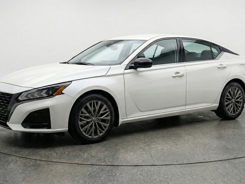 Used 2025 Nissan Altima 2.5 SV image 3