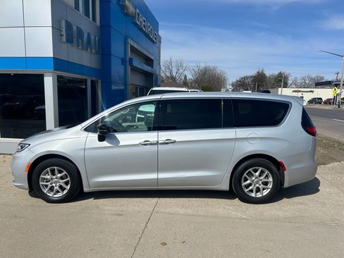 Used 2024 Chrysler Pacifica Touring-L image 1