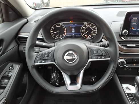 Used 2024 Nissan Altima 2.5 SV FWD image 22