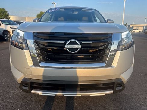 Used 2025 Nissan Pathfinder SL AWD/4WD image 11