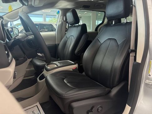 Used 2024 Chrysler Pacifica Touring-L FWD image 23