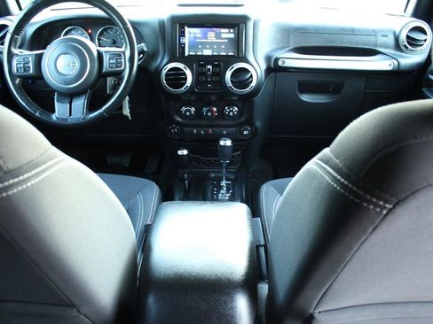 Used 2016 Jeep Wrangler Unlimited Sahara w/ Connectivity Group AWD/4WD image 13