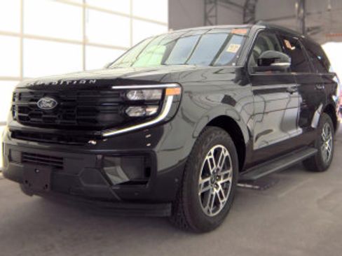 Used 2025 Ford Expedition Active AWD/4WD image 7