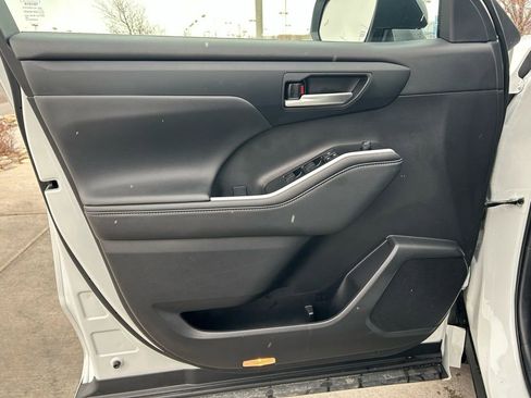 Used 2025 Toyota Highlander XLE image 21