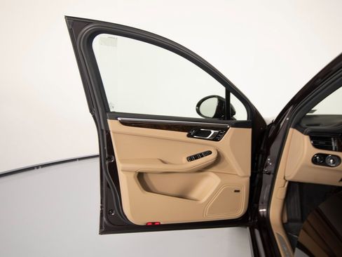 Certified 2024 Porsche Macan S image 18