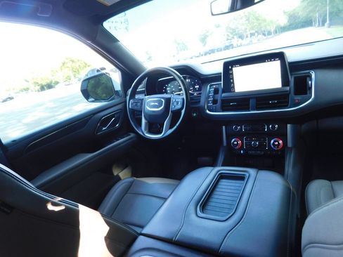 Used 2023 GMC Yukon SLT AWD/4WD image 3