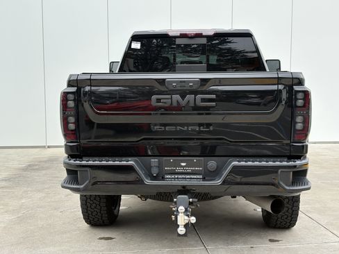 Used 2023 GMC Sierra 2500 Denali w/ Denali Black Diamond Edition AWD/4WD image 8
