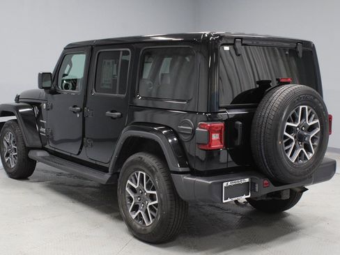 Used 2024 Jeep Wrangler Sahara image 9