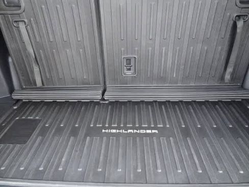 Used 2022 Toyota Highlander XLE image 10