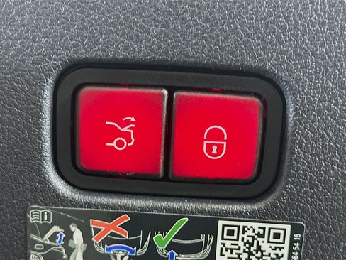 Used 2025 Mercedes-Benz CLE 300 4MATIC Coupe image 31