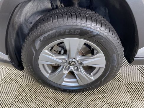 Used 2022 Toyota RAV4 LE AWD/4WD image 5