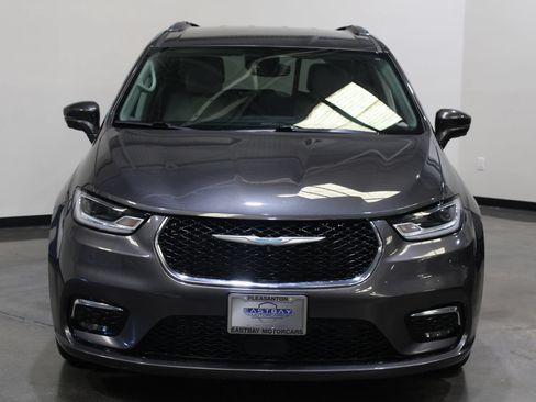 Used 2021 Chrysler Pacifica Touring-L FWD image 4