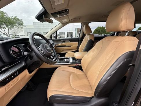 Used 2023 Kia Carnival LX FWD image 24